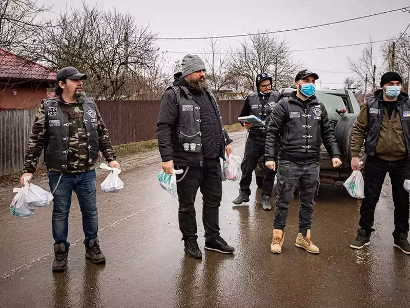 Biker Boyz împart pachete la centrul de zi din Bogdăneşti