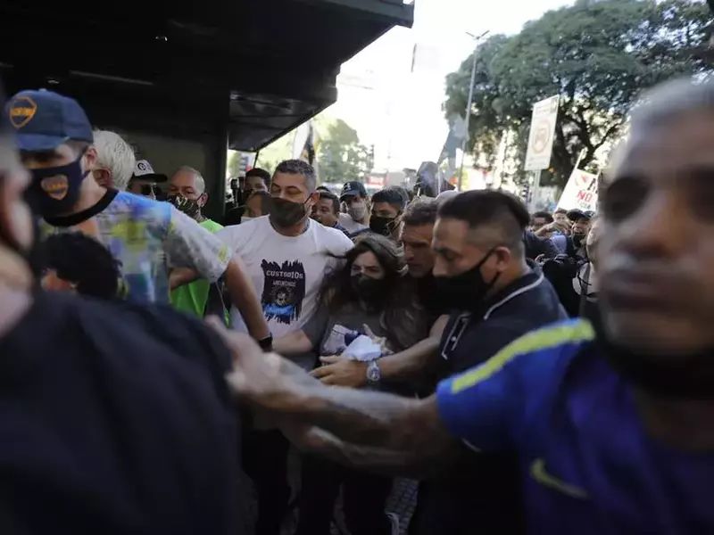 Dalma Maradona, în centru, fiica lui Maradona, în mijlocul protestatarilor