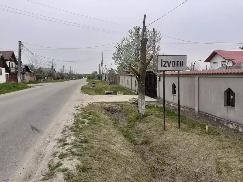 Intrarea în satul Izvoru
