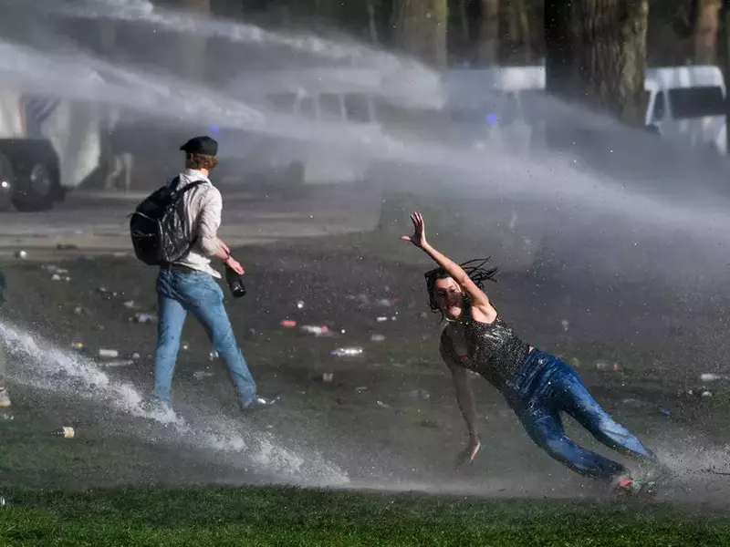 Confruntări la Bruxelles, între polițiști și mii de oameni păcăliți de 1 aprilie să vină la un festival care nu s-a ținut