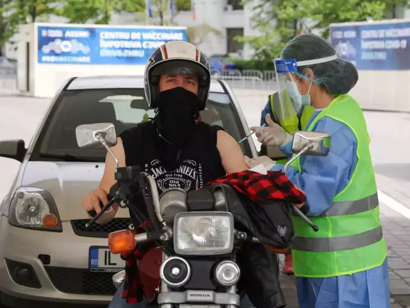 Vaccinare din mașină în Piața Constituției foto: Vlad Chirea