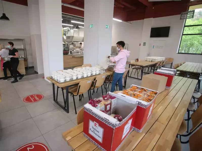 Mesele din cantină se umplu, încet, cu pachete de mâncare