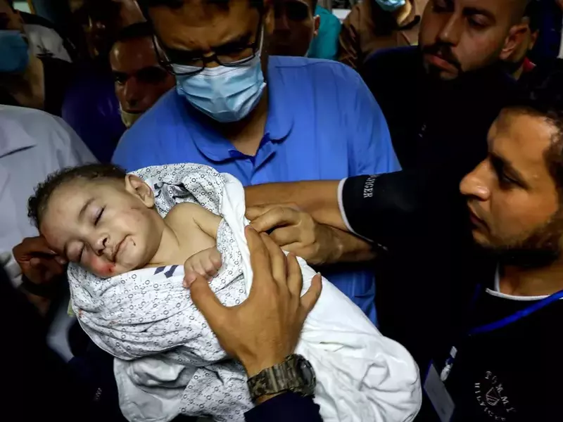 Omar, preluat de medici, la spital, pentru a fi îngrijit