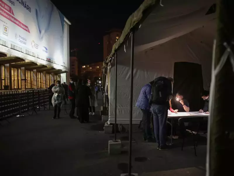 Sute de oameni s-au vaccinat la Sala Palatului în noaptea de sâmbătă spre duminică | Foto: Inquam Photos / Octav Ganea