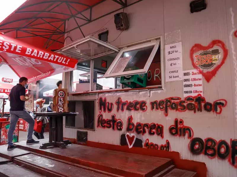 „Nu trece nepăsător peste berea din Obor”. Și nici peste mic. Sau peste cârnat