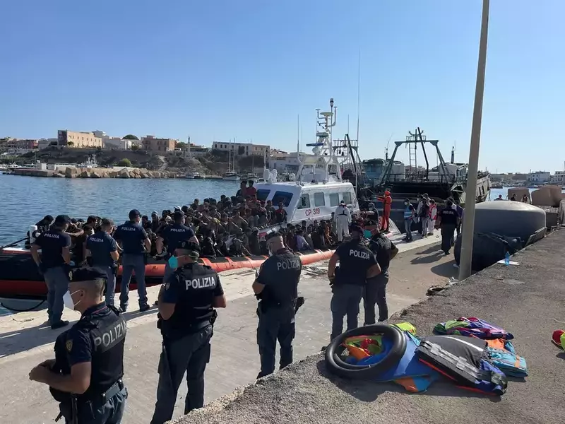 Migranții, aflați pe o barcă de pescuit în derivă au fost transbordați de patrulele de pază de coastă | Foto: Profimedia