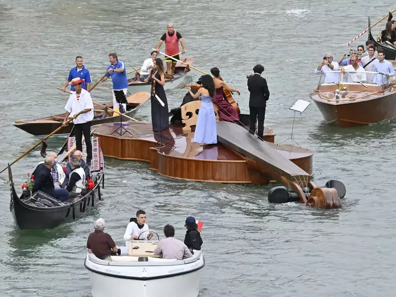 Venezia, il Violino di Noè suona sul Canal Grande: la barca-violino omaggio alla rinascita post pandemia
