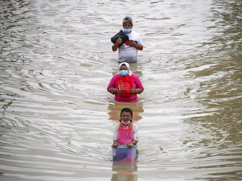 Over 21,000 evacuated as floods hit several Malaysian states