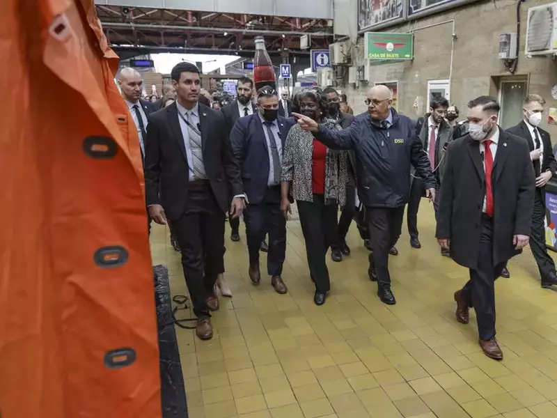 Ambasadoarea SUA la ONU a vizitat punctele de preluare a refugiaților din Gara de Nord. Foto: Inquam Photos / Octav Ganea