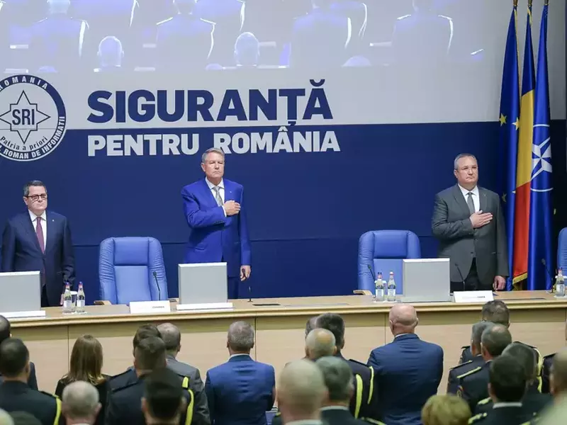Klaus Iohannis, în sediul SRI, alături de Eduard Hellvig, directorul instituției, și premierul Nicolae Ciucă. Foto: Administrația Prezidențială