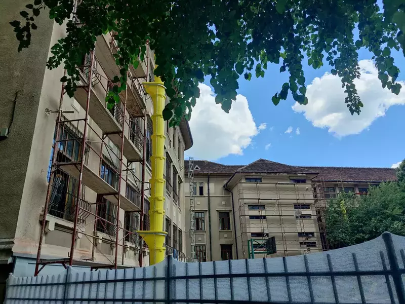 Schele pe unul dintre corpurile de clădire