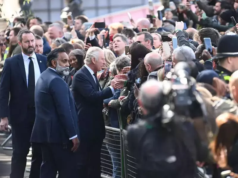 Regele Charles al III-a, în vizită la oamenii care stau la coadă să-și aducă omagiile reginei Elisabeta a II-a