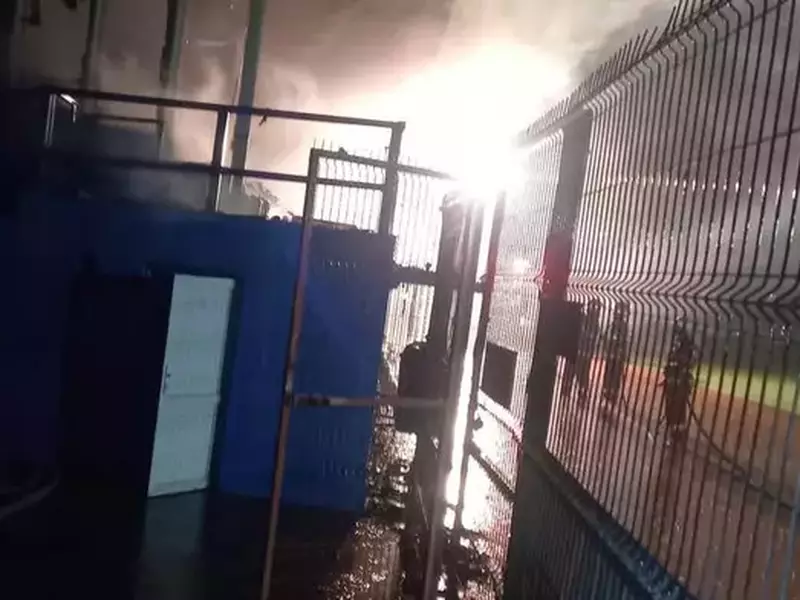 Tribuna oficială a Stadionului Municipal din Slobozia, arsă de un incendiu provocat de fulger. Foto: Obiectiv Ialomița