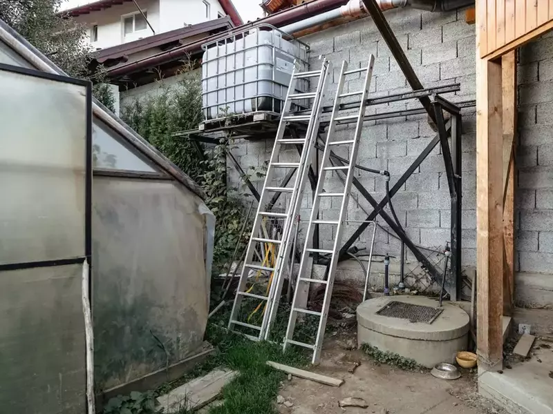 În tancul de plastic este colectată apa de ploaie