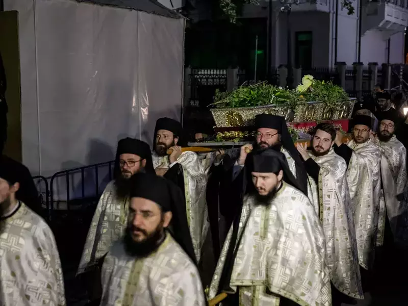 scoaterea-moastelor-sf-parascheva-8-oct-2022-foto-silviu-cluci-redim6009