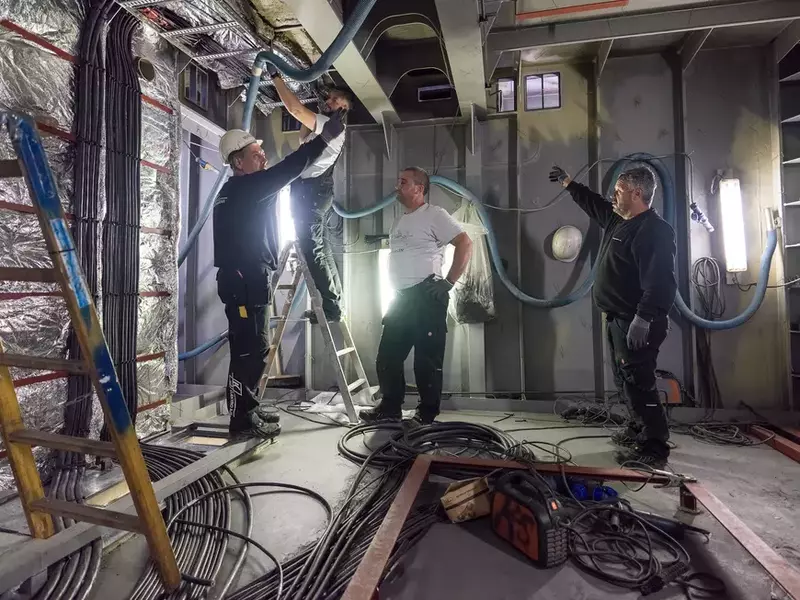 Ion Miron și colegii săi români pe o navă în construcție în șantierul naval Karstensens. Skagen, Danemarca