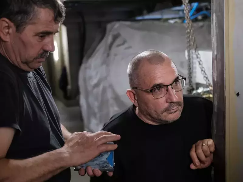 Costel Boghiu discută cu colegii lui pe o navă în construcție în șantierul naval Karstensens. Skagen, Danemarca