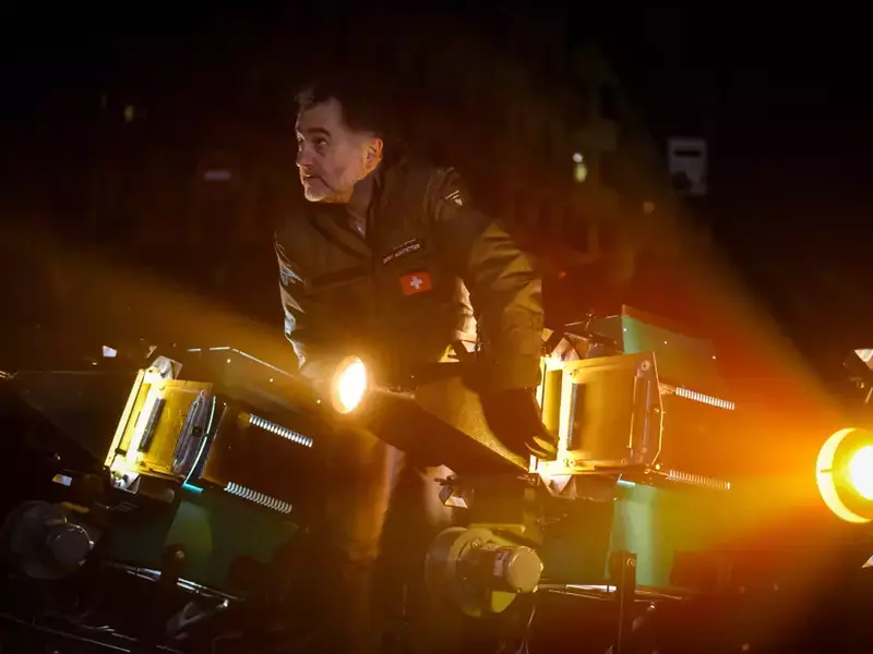 Swiss light artist Gerry Hofstetter tours Kyiv over Christmas