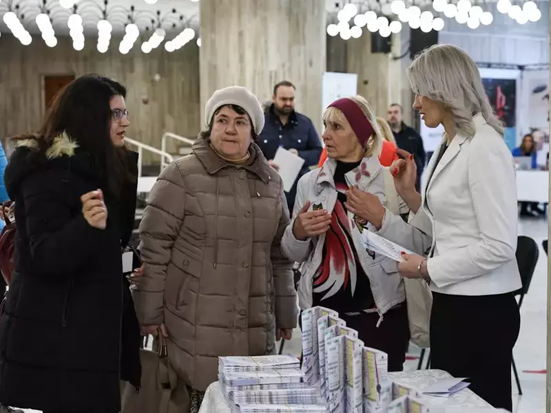 Refugiate din Ucraina, la standul Ministerului Educației | Foto: Vlad Chirea / Libertatea