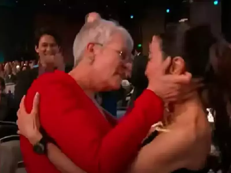 actritele-jamie-lee-curtis-si-michelle-yeoh-s-au-sarutat-1