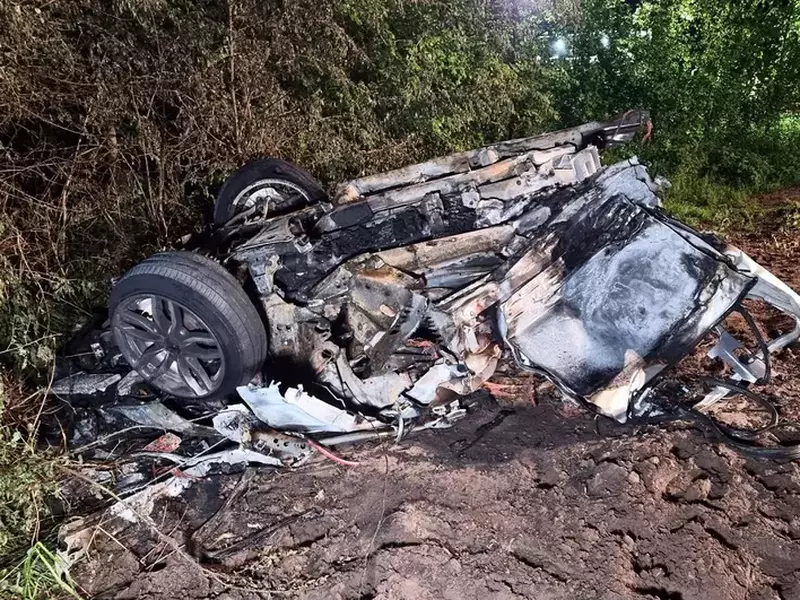 Car crashes into tree: father and son die in accident