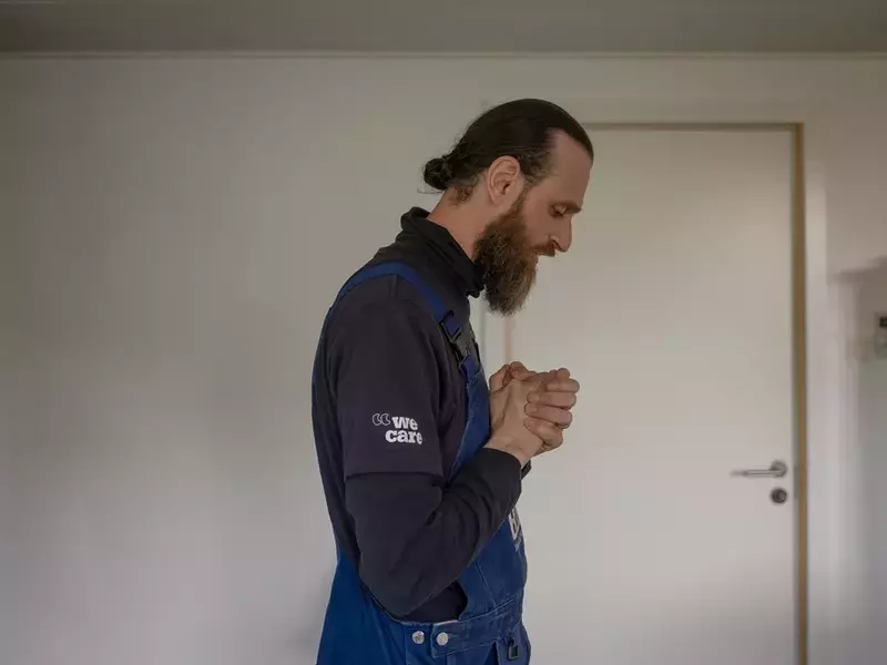 Preotul Gabriel Bodescu spune o rugăciune înainte să mănânce de prânz. Fjellerad, Danemarca