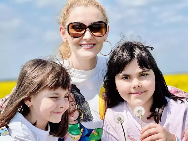 Alina Sorescu și fetițele sale