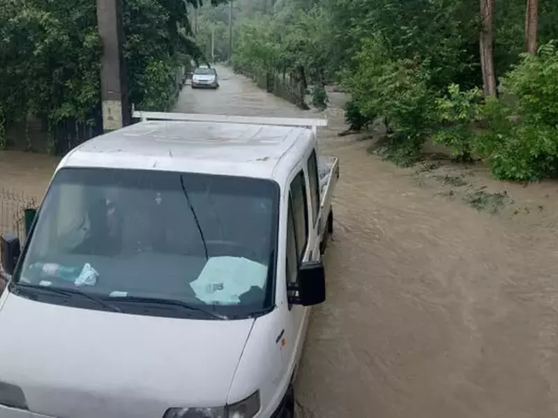 inundatii-masina-jpg-696×392-3