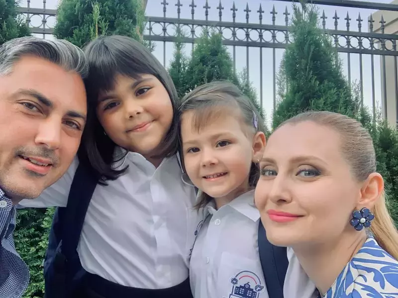 Alexandru Ciucu și Alina Sorescu alături de fetele lor
