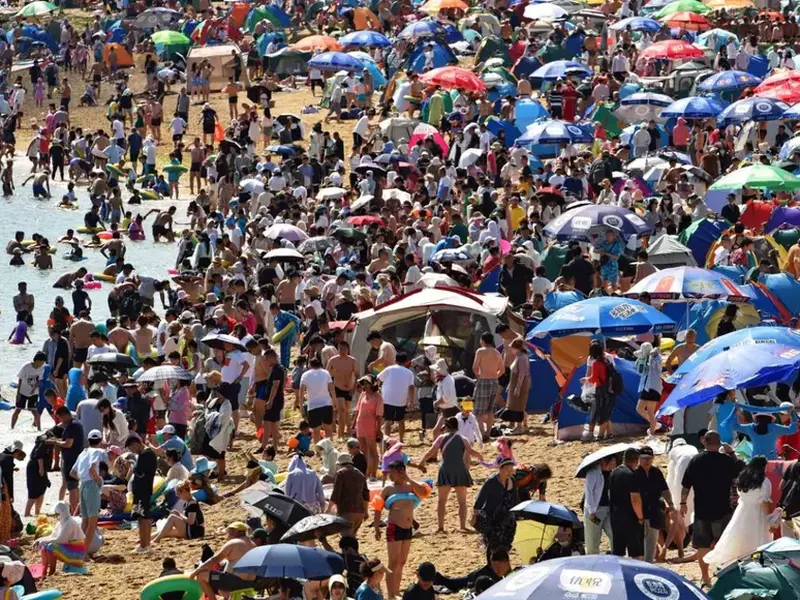 DALIAN BEACH SUMMER PEAK
