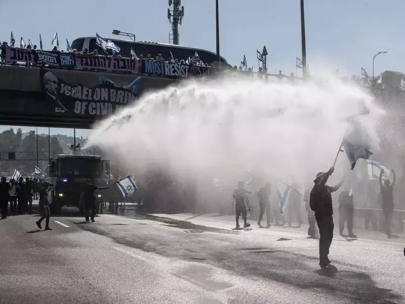 Anti-Netanyahu group block Tel Aviv-Jerusalem highway