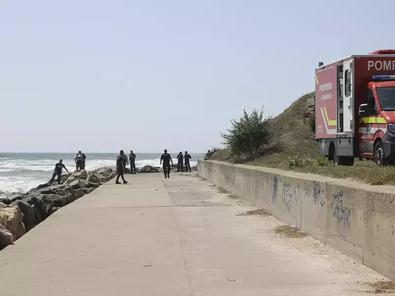 Reprezentanti ai ISU si MAI intervin in apropierea zonei de faleza unde a avut loc o explozie, in Costinesti, 14 august 2023. Inquam Photos / Costin Dinca