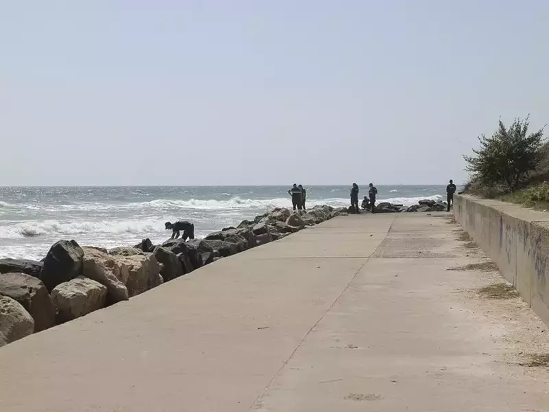 Reprezentanti ai ISU si MAI intervin in apropierea zonei de faleza unde a avut loc o explozie, in Costinesti, 14 august 2023. Inquam Photos / Costin Dinca