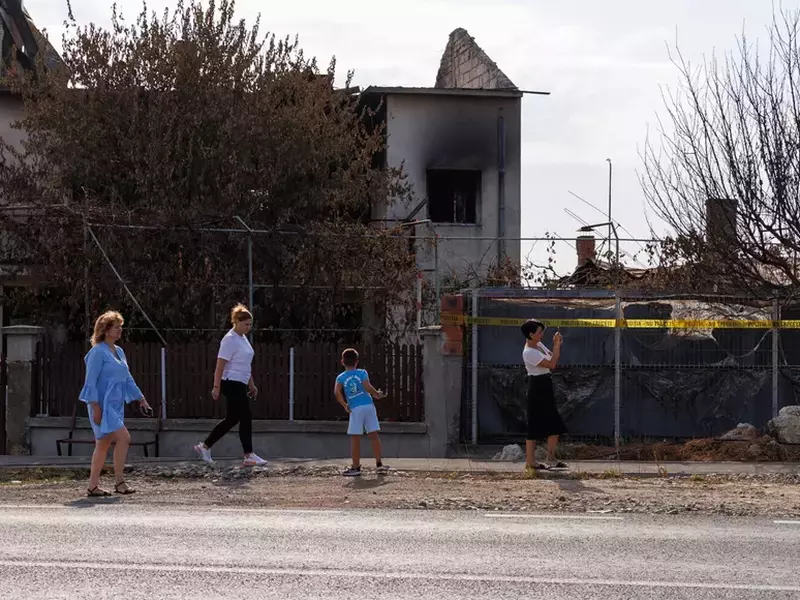 cativa-trecatori-inspecteaza-una-din-casele-avariate-de-explozie