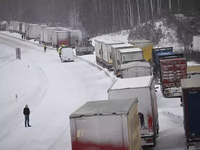 Un număr mare de camioane sunt blocate pe E22 la Linderöd, în sudul Suediei, joi, 4 ianuarie