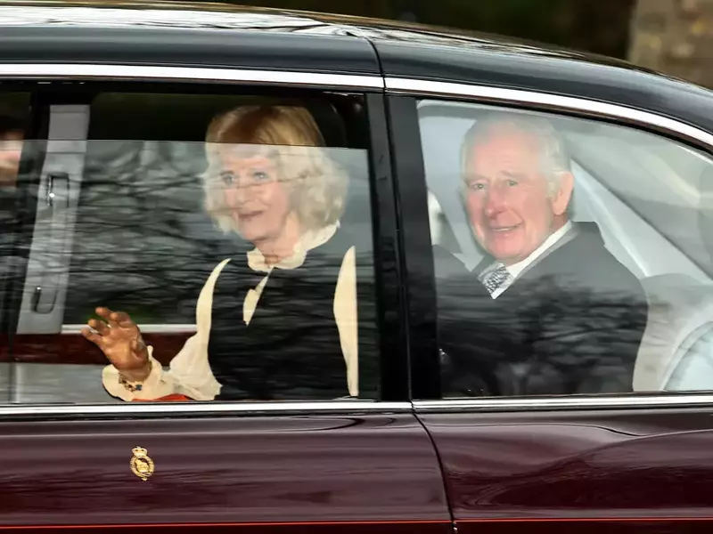 Regele Charles al III-lea a făcut semn cu mâna și a zâmbit mulțimii, când a părăsit Clarence House, împreună cu regina Camilla, pe 6 februarie 2024. Foto: Profimedia Images