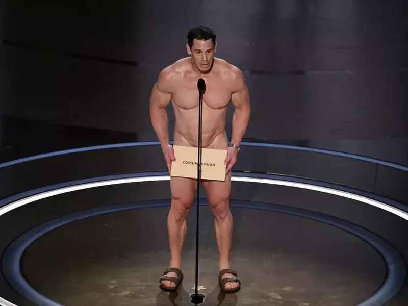 John Cena dezbrăcat la premiile Oscar 2024 (2)