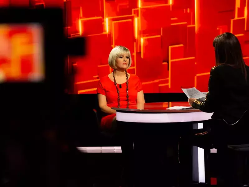 Sanda Ladosi la 40 de intrebari cu Denise Rifai_Kanal D (2)