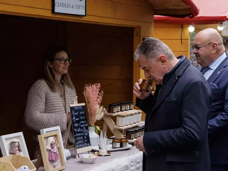Primarul testează lumânări parfumate.