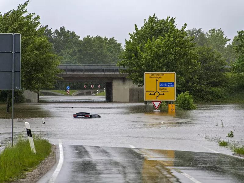 01.06.2024, Bad Wörishofen im Unterallgäu, Hochwasser nach andauernden Regenfällen, der Wörthbach hat die Unterführung d