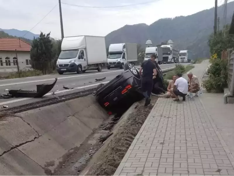 Imagine de la locul accidentului de pe Valea Oltului. Natalia Intotero a fost dusă la spital după ce mașina ei s-a răsturnat. Foto: Antena 3