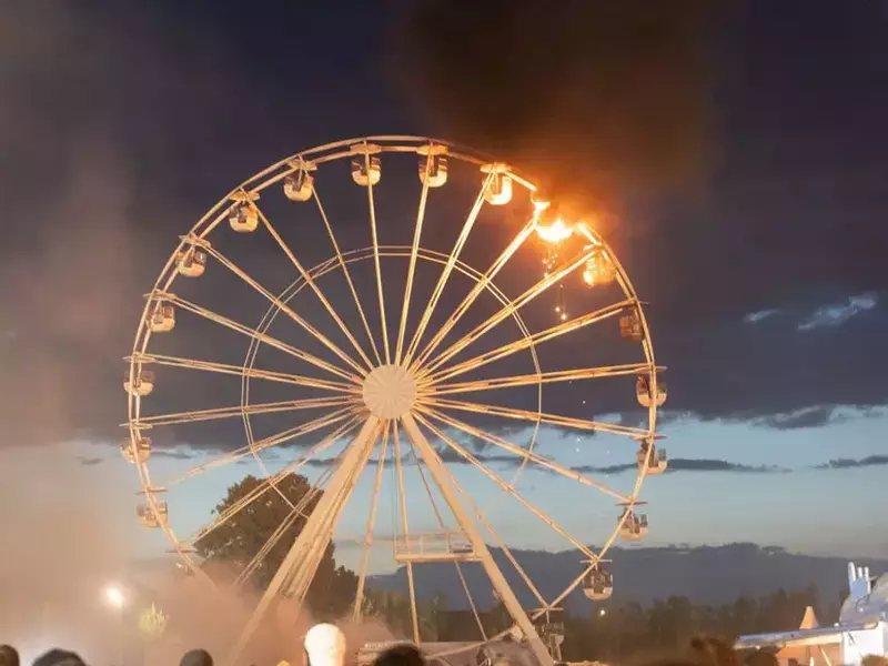 Am Abend des 17. August brach am Riesenrad auf dem Highfield Festival am Störmthaler See bei Leipzig ein Feuer aus. Über