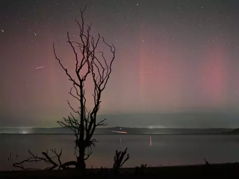 Aurora Boreală, surprinsă în Sălaj. Foto Facebook Robert Barna