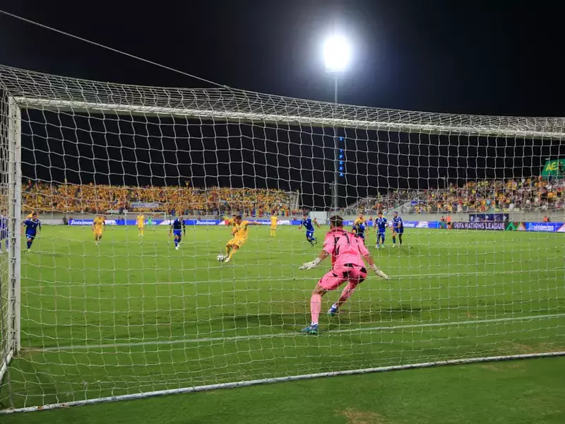 Momentul în care Răzvan Marin înscrie golul 2 al României la Larnaca, din penalty. Foto: Ionuț Iordache / GSP