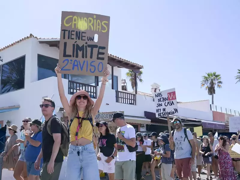 Canary Islands demonstrate against tourism model