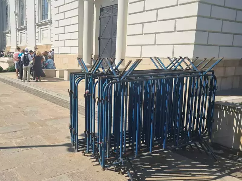 rand cu oameni in jurul catedralei de-acum o saptamana – 3