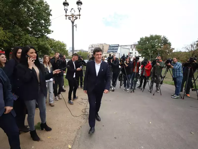 Nicușor Dan a mers pe șantier să demoleze gardurile, dar Poliția Locală a Sectorului 4 s-a împotrivit. Foto: Dumitru Angelescu / Libertatea