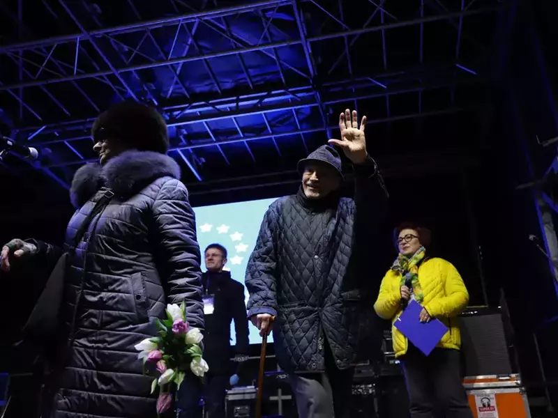 Actorul Victor Rebengiuc are 91 de ani și a vorbit în Piața Universității pe o temperatură care se apropia de 0 grade Celsius. Lângă el, soția sa, Mariana Mihuț