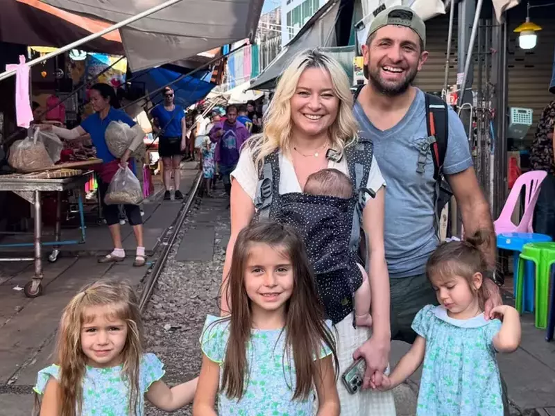 Laura Cosoi și familia