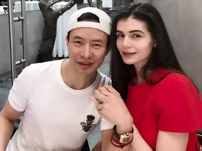 Mr Pink și Monica Gabor